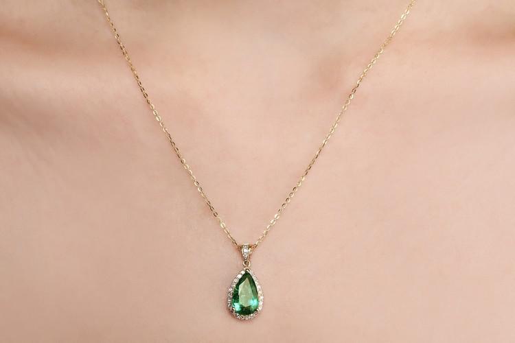 Zlatý náhrdelník s pear smaragdem 5292