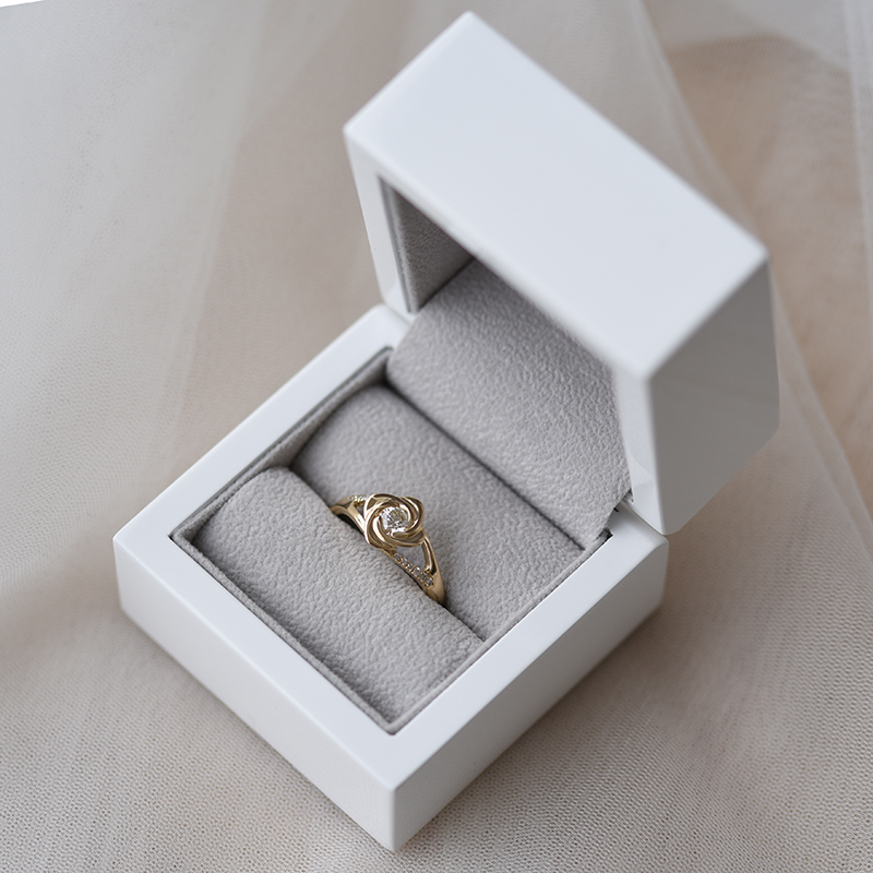Zásnubní zlatý prsten ve tvaru růže s diamanty 58062