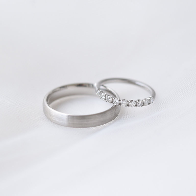 Snubní eternity prsten s komfortním prstenem