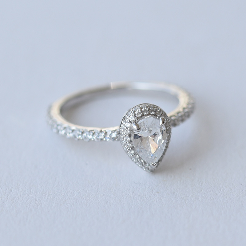 Prsten plný diamantů ve tvaru slzy