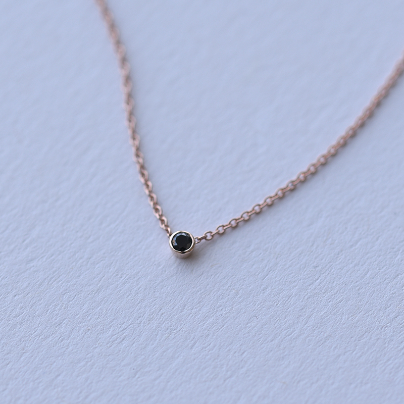 Zlatý minimalistický náhrdelník s černým diamantem 61382