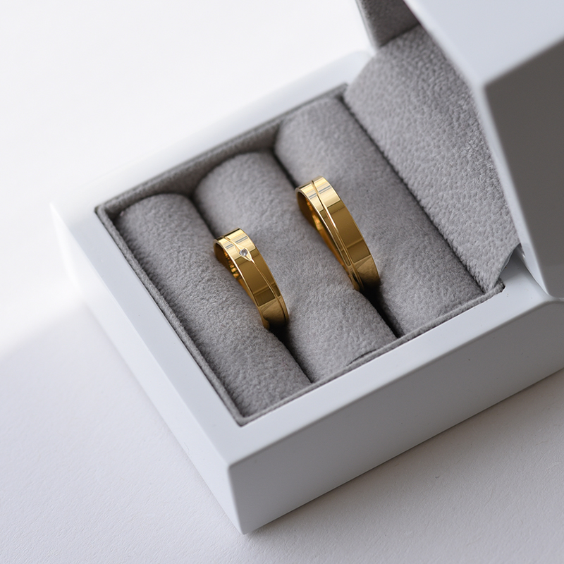 Ploché snubní prsteny ze zlata s diamantem Tesar 61412