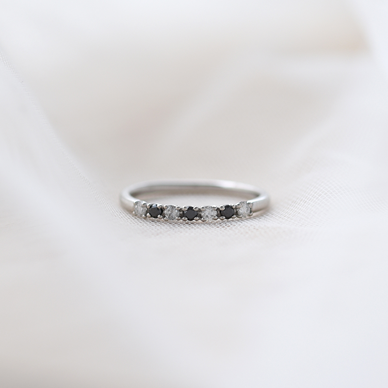 Prsten s černými a bílými diamanty 62022