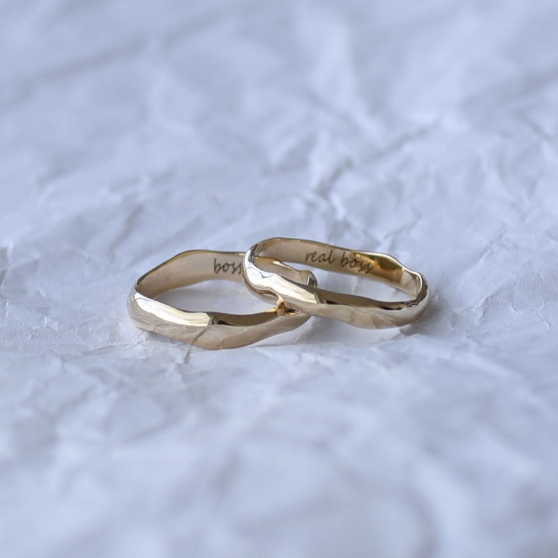 Nepravidelné zlaté snubní prsteny s lesklým povrchem 62562