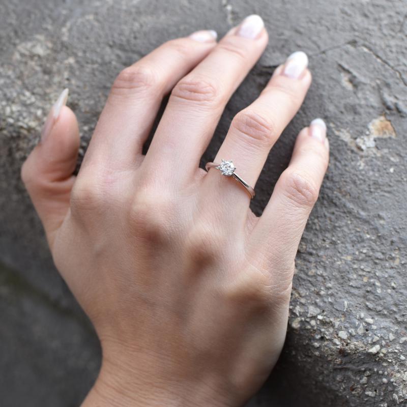 Zásnubní prsten s round diamantem Omisha 64852