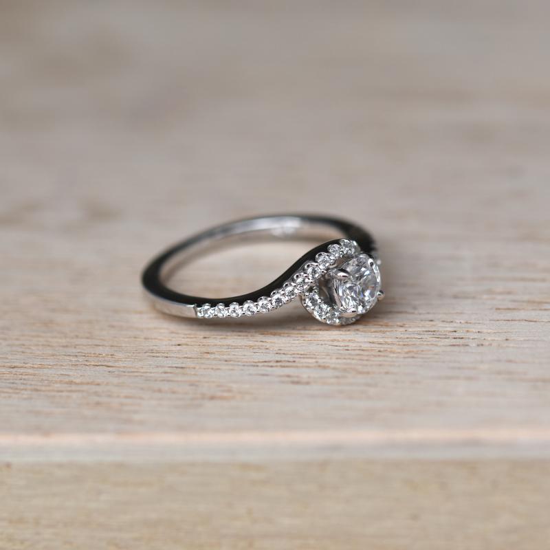 Zlatý elegantní zásnubní prsten s diamanty 68412
