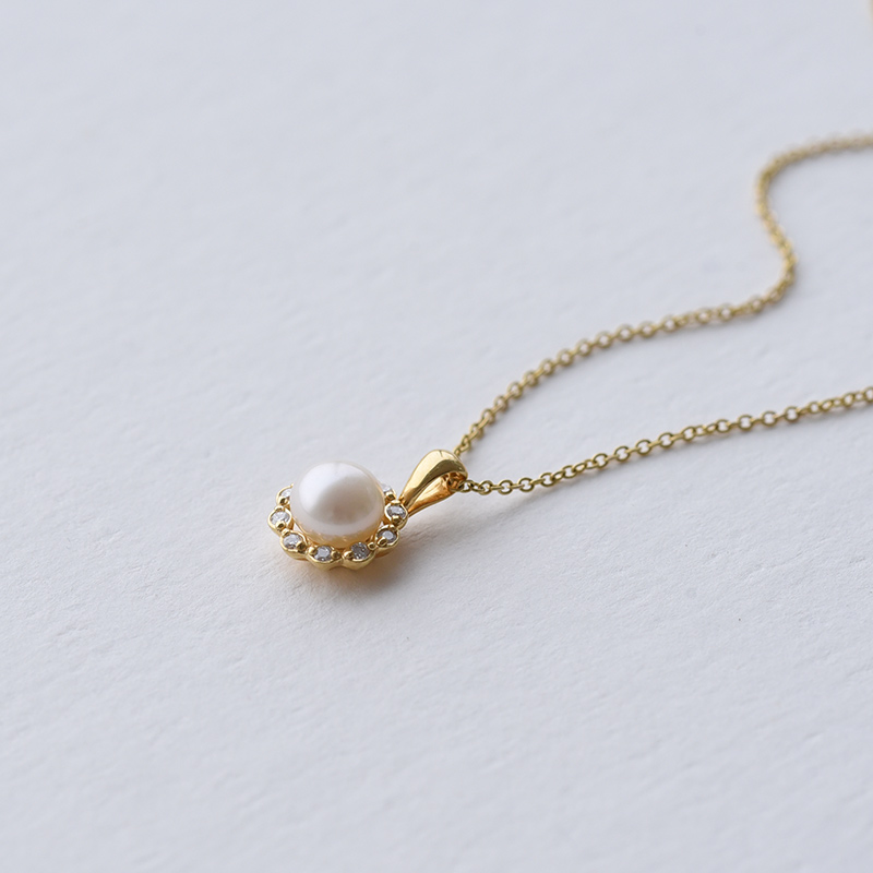 Stříbrný halo náhrdelník s perlou a diamanty