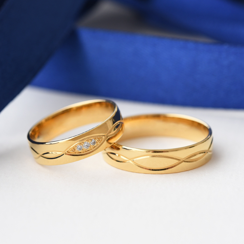 Snubní prsteny ze zlata s gravírem a diamanty 76302