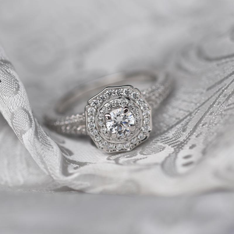 Zlatý extravagantní diamantový zásnubní prsten v halo style