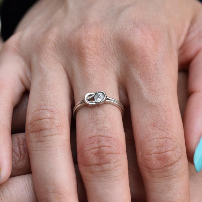 Zásnubní prsten s diamantem