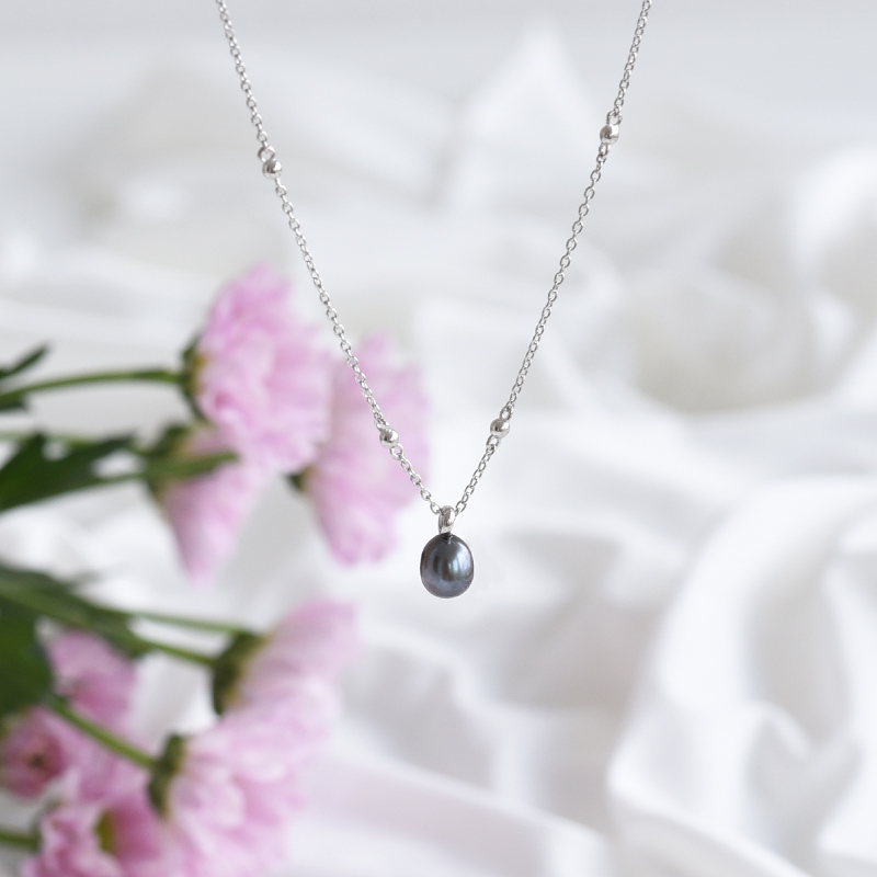 Elegantní náhrdelník s černou perlou 83572