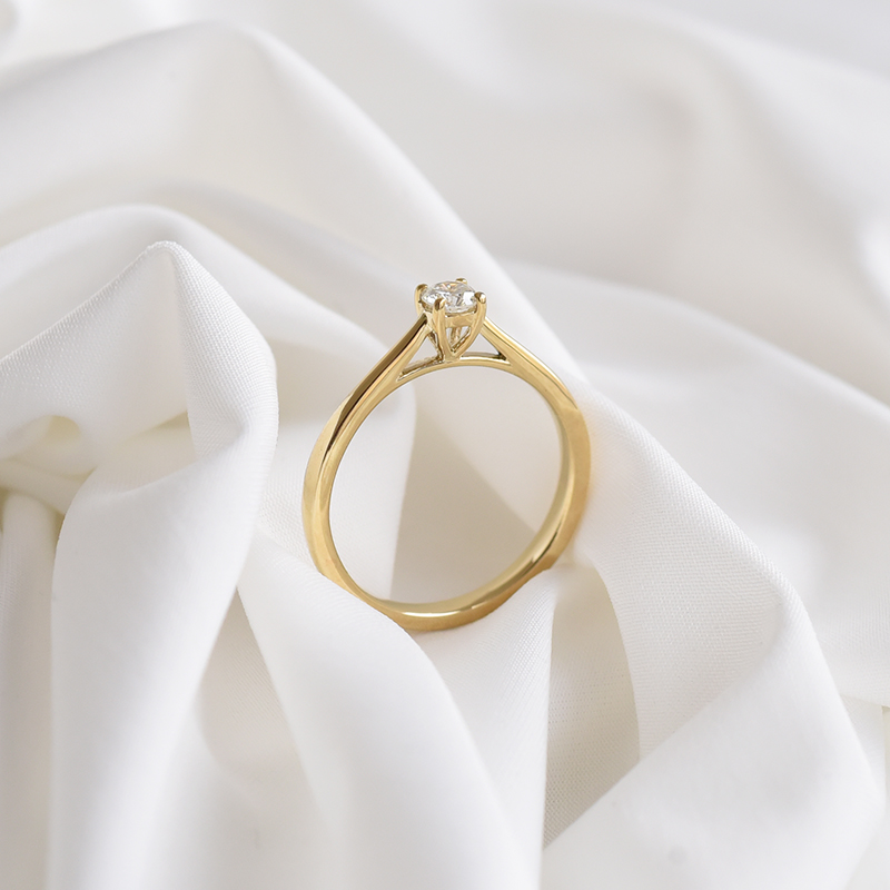 Prsten se syntetickým diamantem ze žlutého zlata 92082