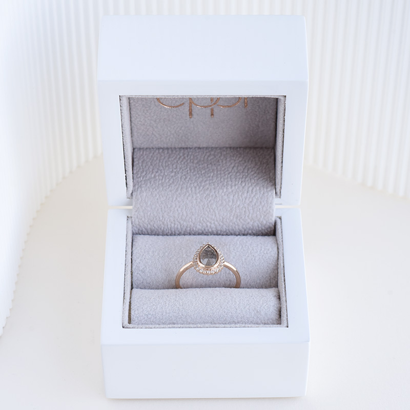 Prsten s pear diamantem a diamanty 96402