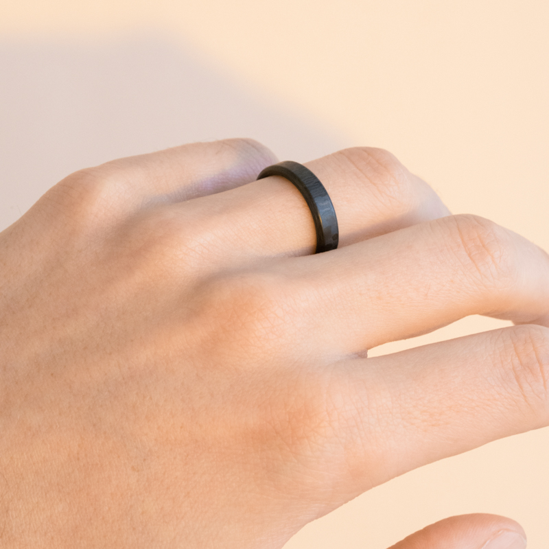 Ploché karbonové snubní prsteny se zkosenými hranami Versiss 100973
