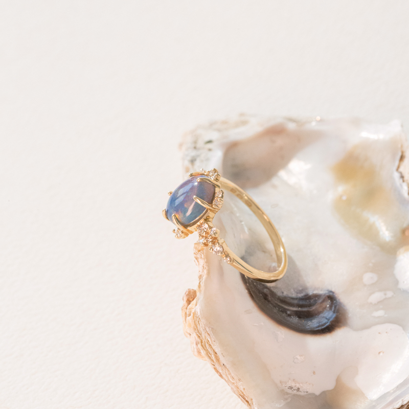 Zlatý zásnubní prsten s opálem a diamanty Zahara 101123