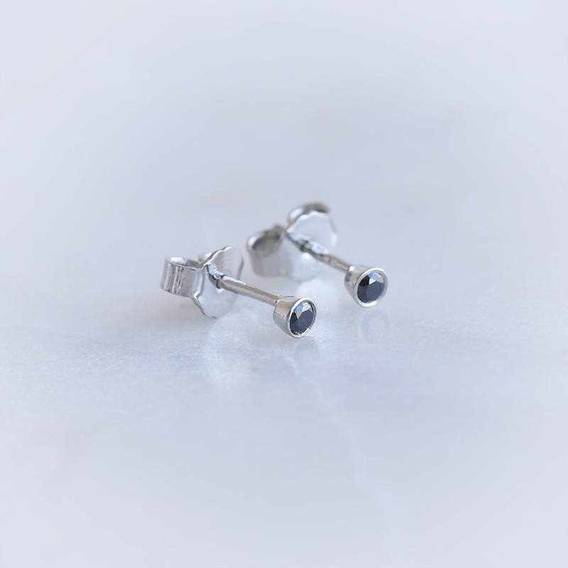 Stříbrné minimalistické bezel náušnice s černými diamanty Tofine 102903