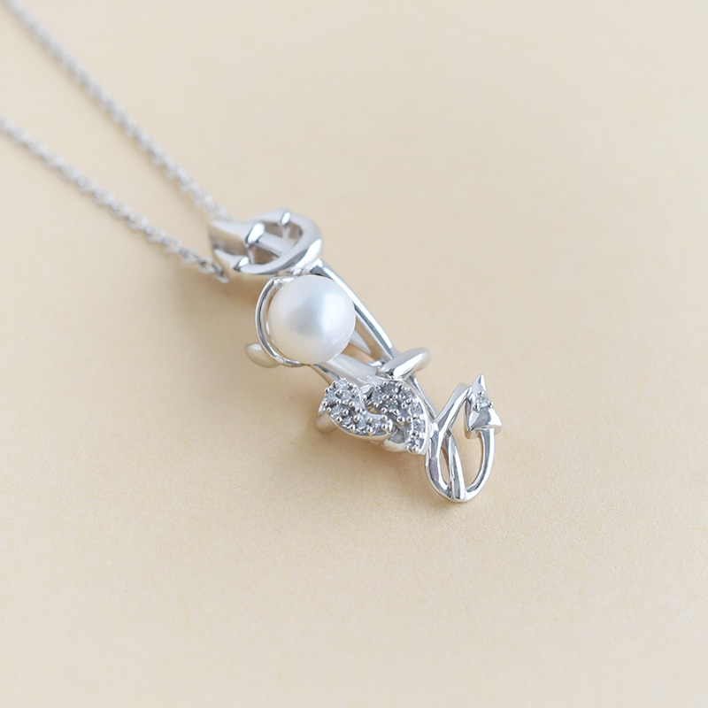 Stříbrný čert v náhrdelníku s perlou a lab-grown diamanty Devil 104253