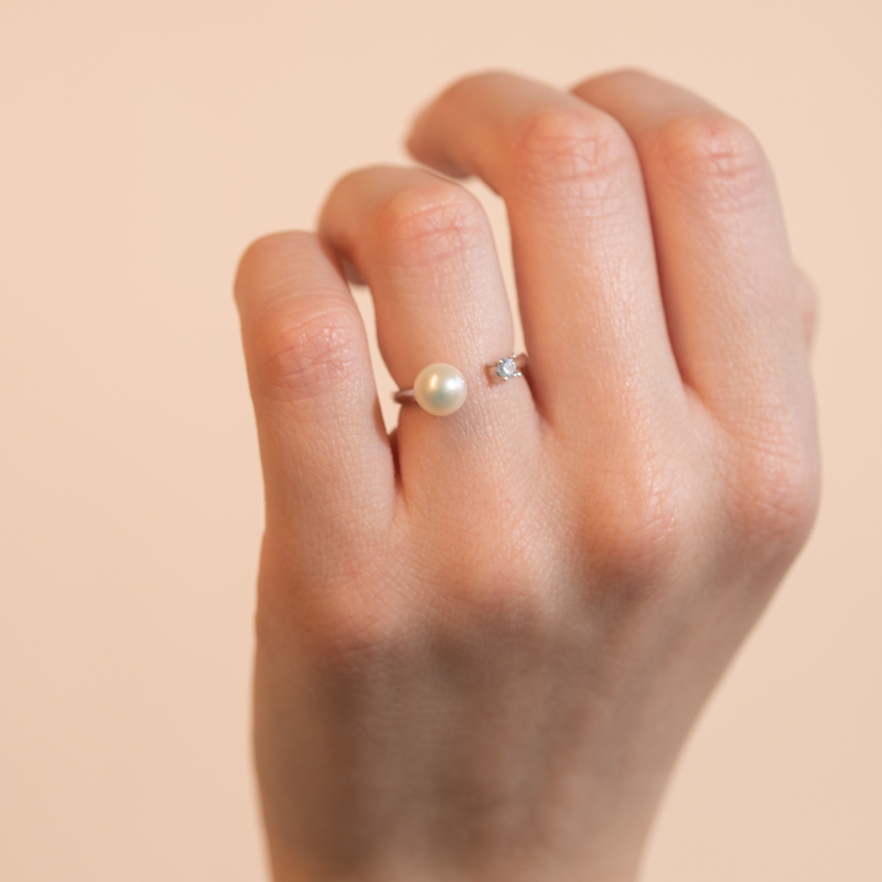 Stříbrný prsten s bílou perlou a zirkonem Eryn 104663