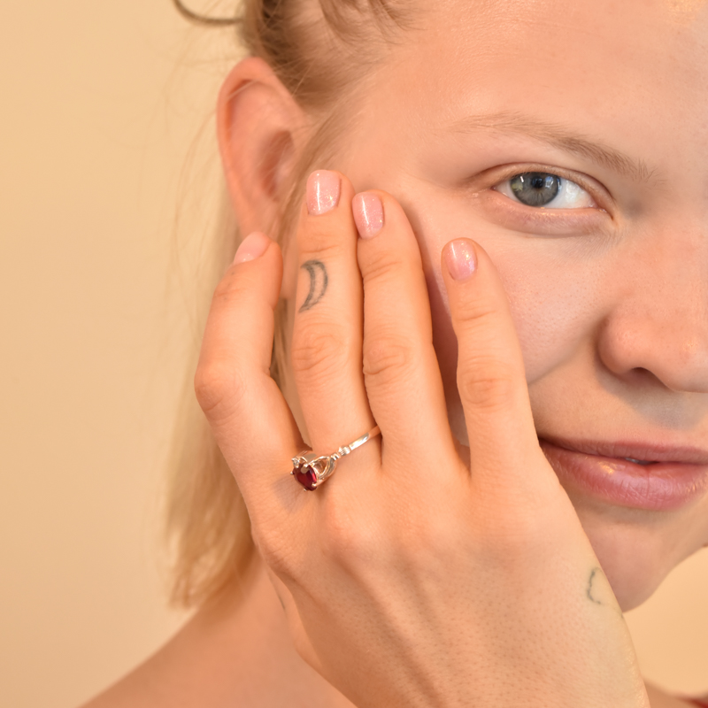 Zlatý claddagh prsten s rubínem a diamantem Norie 105573