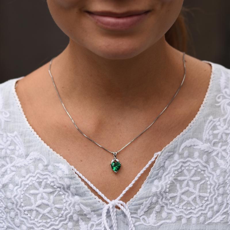 Stříbrný náhrdelník se smaragdovým srdcem 11053