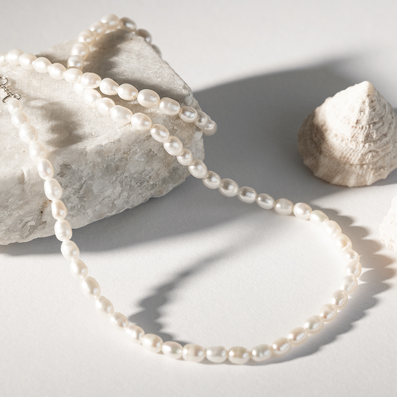 Stříbrný náhrdelník s bílými perlami Babbles 112023