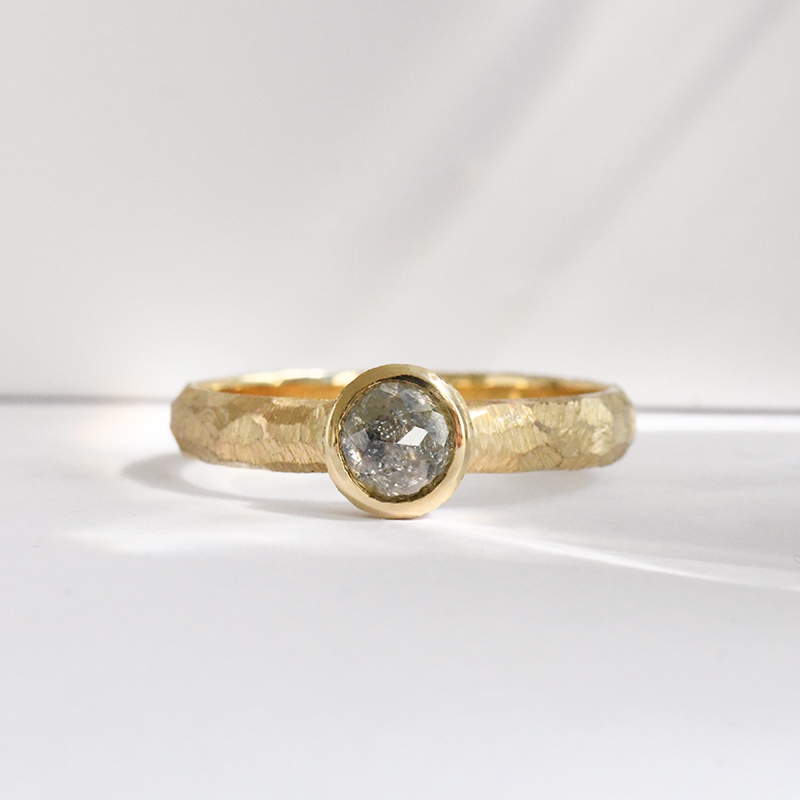 Tepaný prsten se salt and pepper diamantem v routovém brusu Seraphine 117593