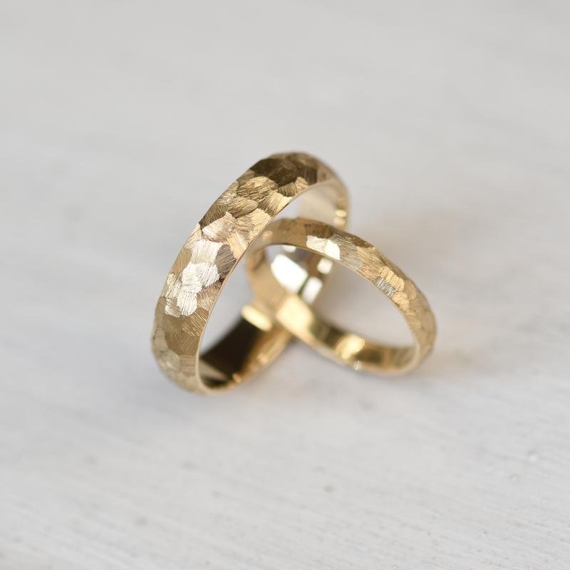 Tepané a škrábané snubní prsteny ze zlata Vedette 119333