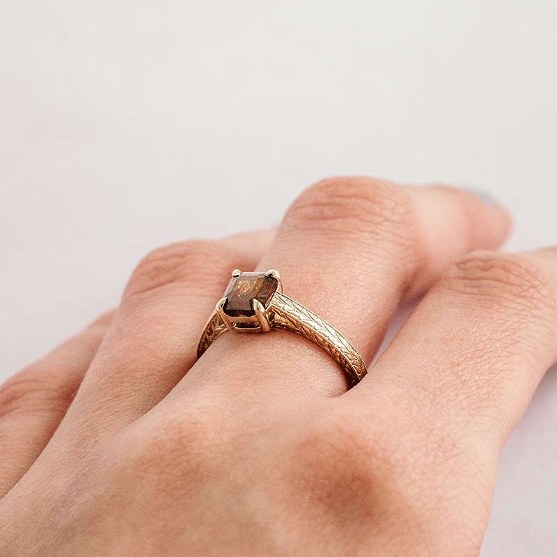 Ručně rytý prsten s emerald salt and pepper diamantem Arlena 120283