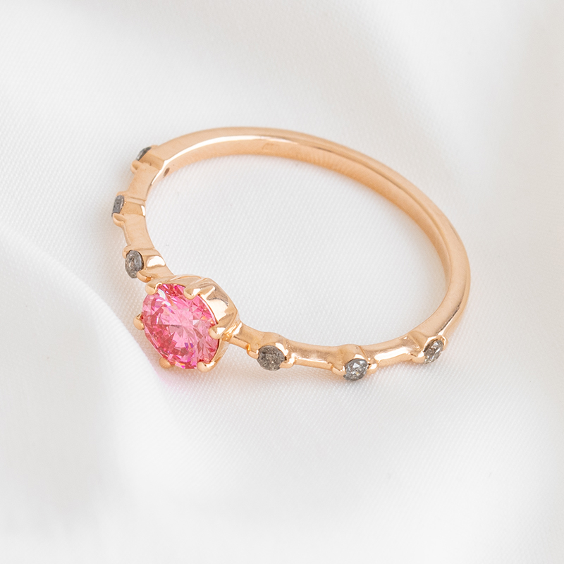 Prsten s růžovým lab-grown diamantem a postranními salt and pepper diamanty Imelda 121303
