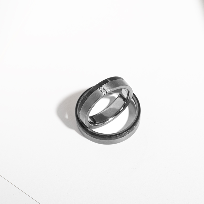 Tantalové snubní prsteny s karbonem a diamanty Brett 123743