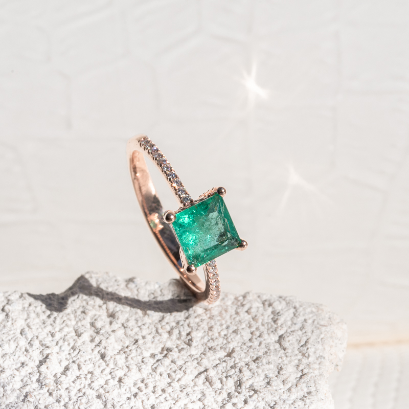 Zlatý prsten s princess smaragdem a diamanty Kip 124353