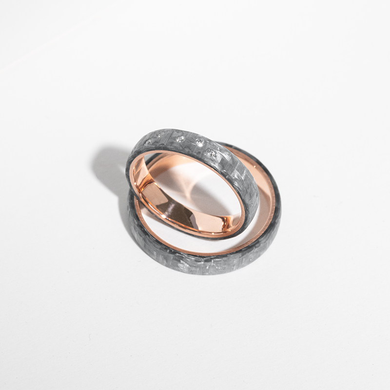 Mírně zaoblené snubní prsteny z karbonu a zlata s diamanty Otis 124583
