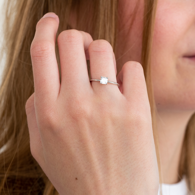 Zásnubní prsten s cushion diamantem Macey 124743