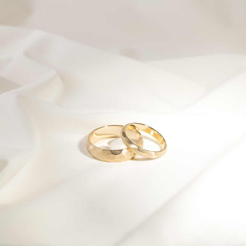 Matné tepané snubní prsteny ze zlata Zvezda 130403