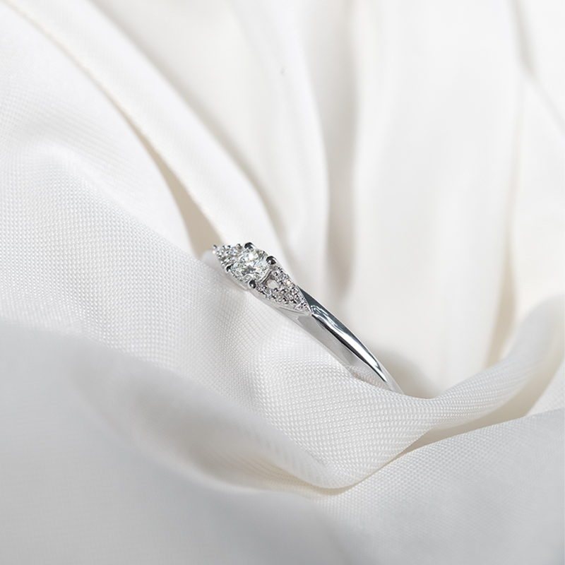 Stříbrný prsten s postranními lab-grown diamanty Redely 131333