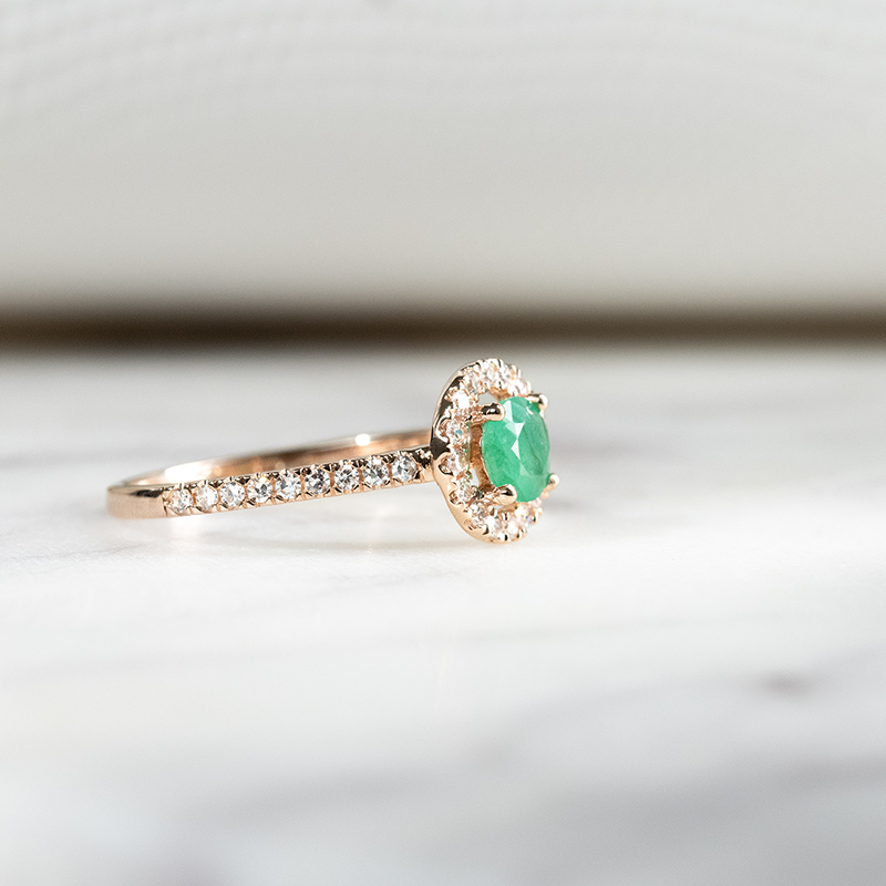 Halo prsten se smaragdem a lab-grown diamanty Kerau 132473