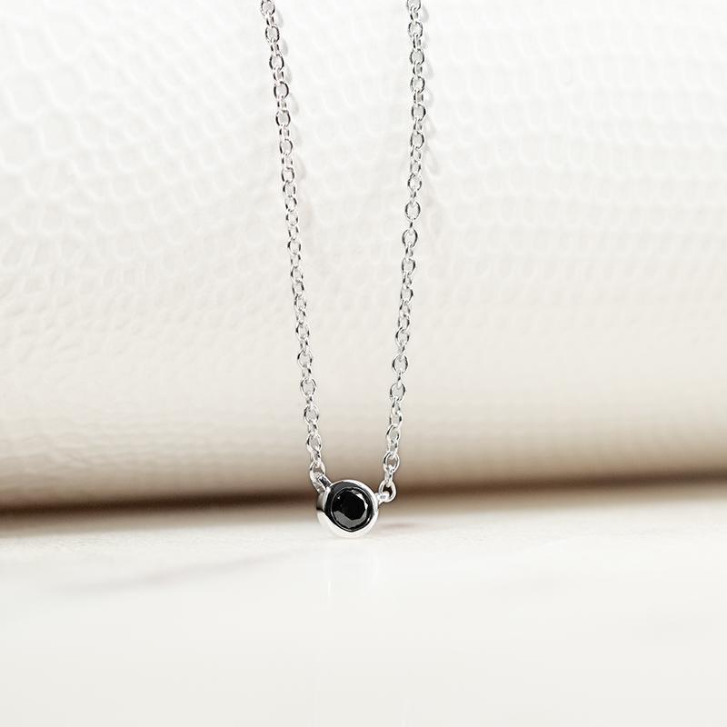 Stříbrný minimalistický náhrdelník s černým diamantem Glosie 132633