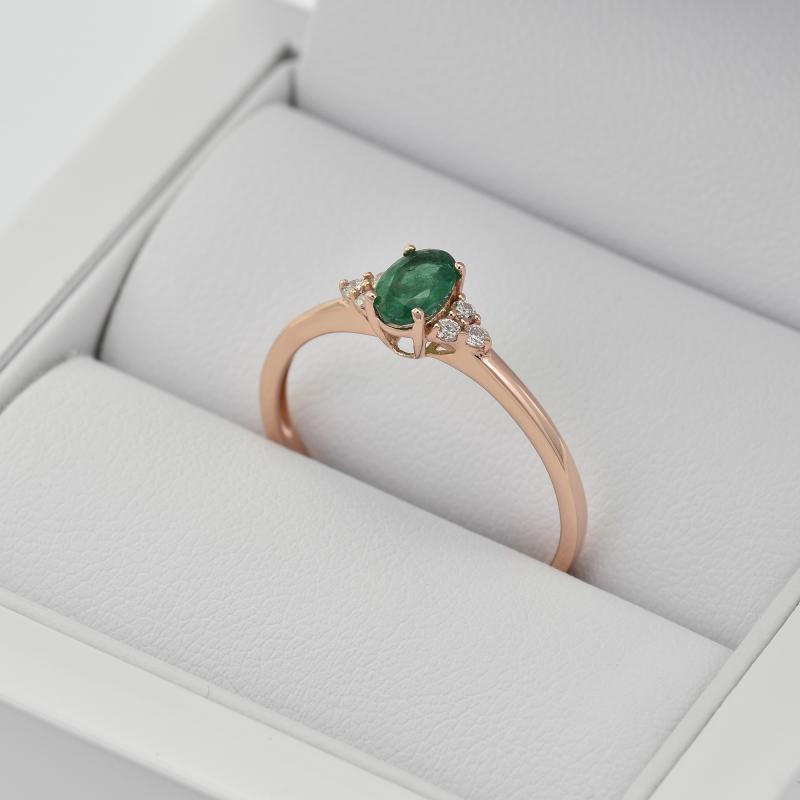 Zlatý prsten s oválným smaragdem