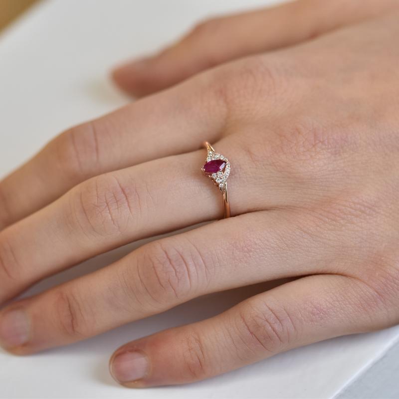 Prsten s rubínem a diamanty 18663