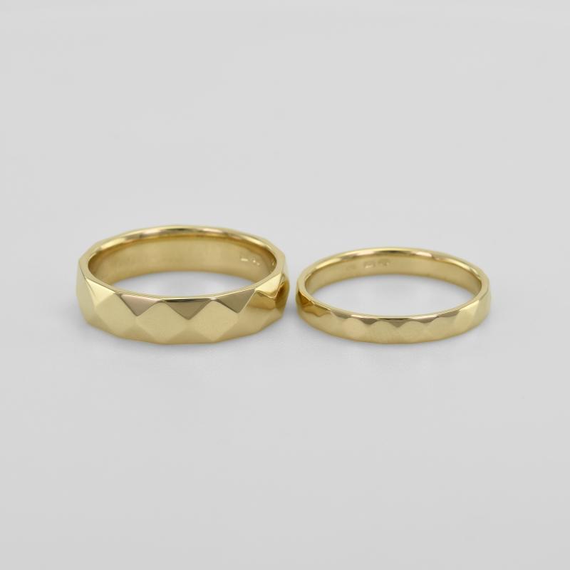Zlaté snubní prsteny s reliéfem 21903