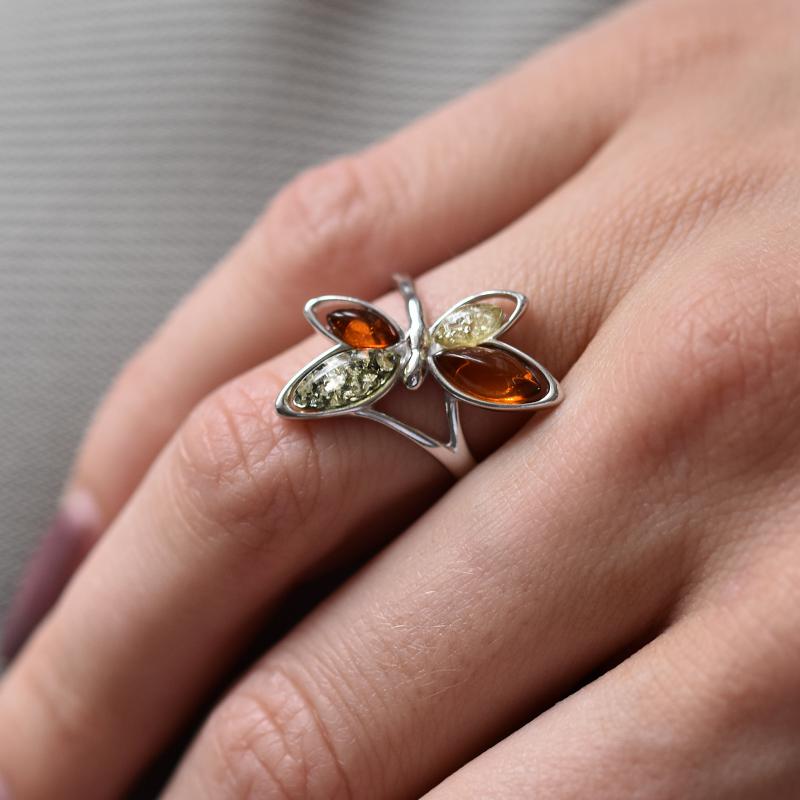 Prsten s motýlem z jantaru