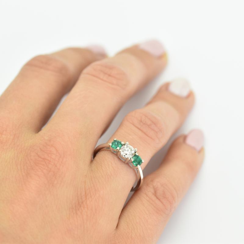 Zásnubní prsten s diamantem a smaragdy