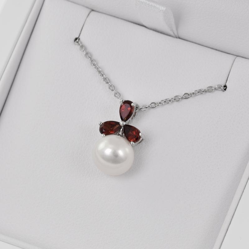 Stříbrný přívěsek s granáty a perlou