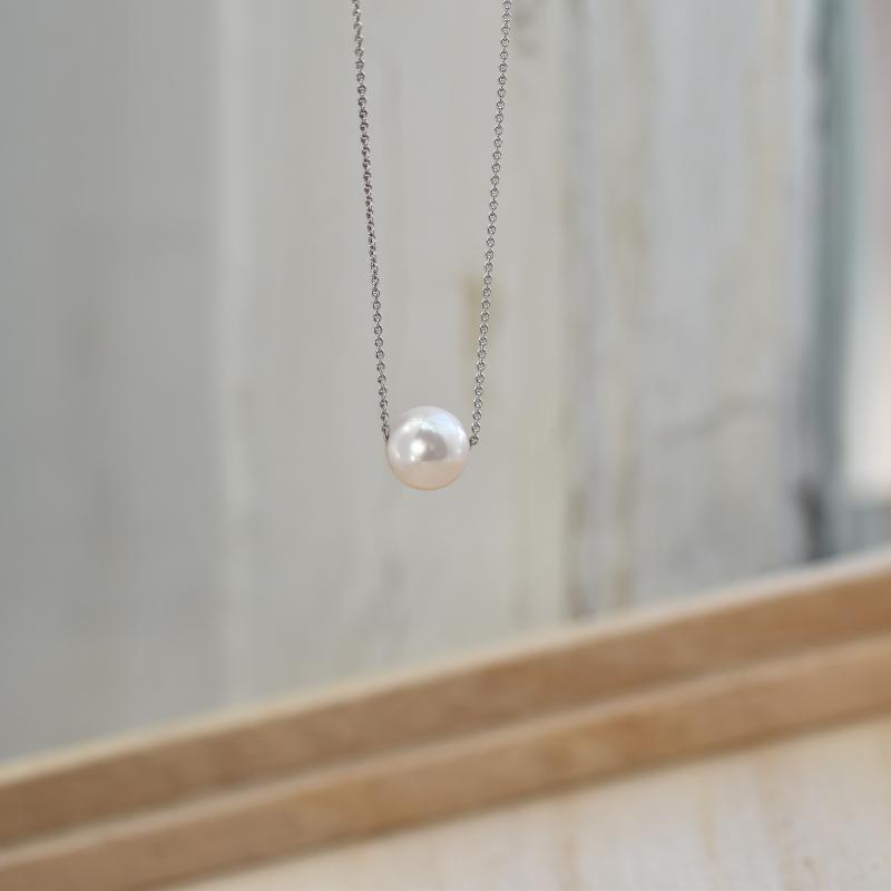 Perlový minimalistický náhrdelník