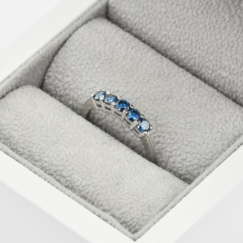 Prsten z bílého zlata osazený modrými diamanty