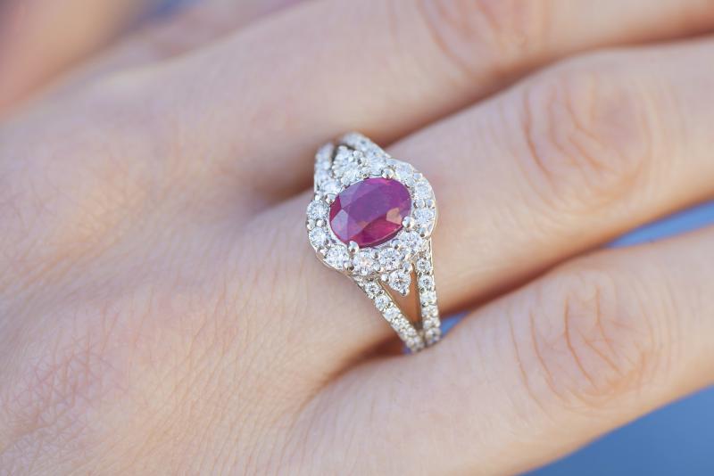 Luxusní prohlídka diamantů v rubínovém zlatém prstenu 4093