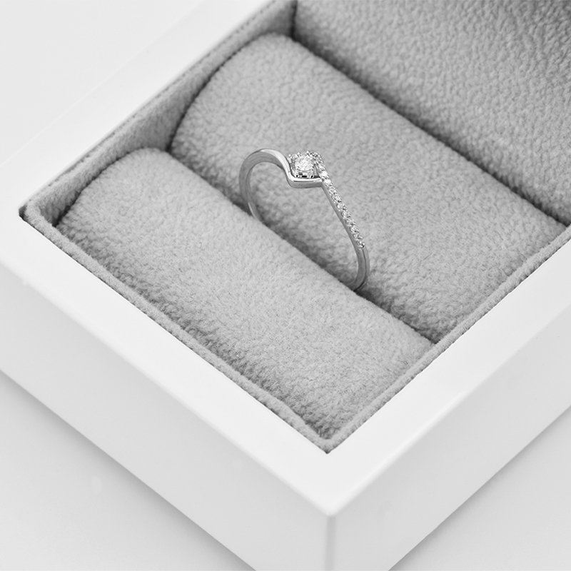 Zásnubní prsten z bílého zlata