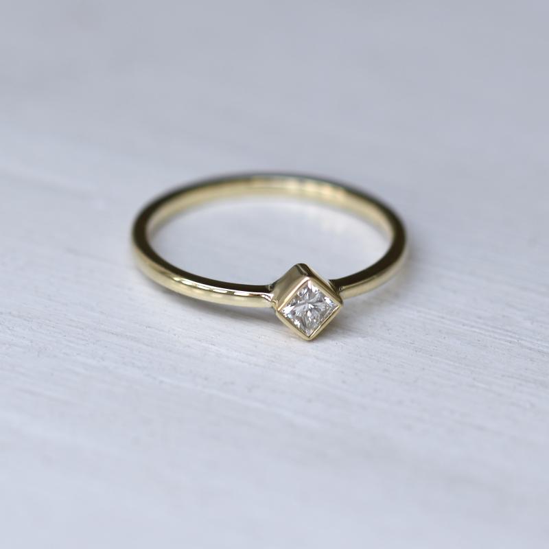 Prsten s princess diamantem ze žlutého zlata 47793