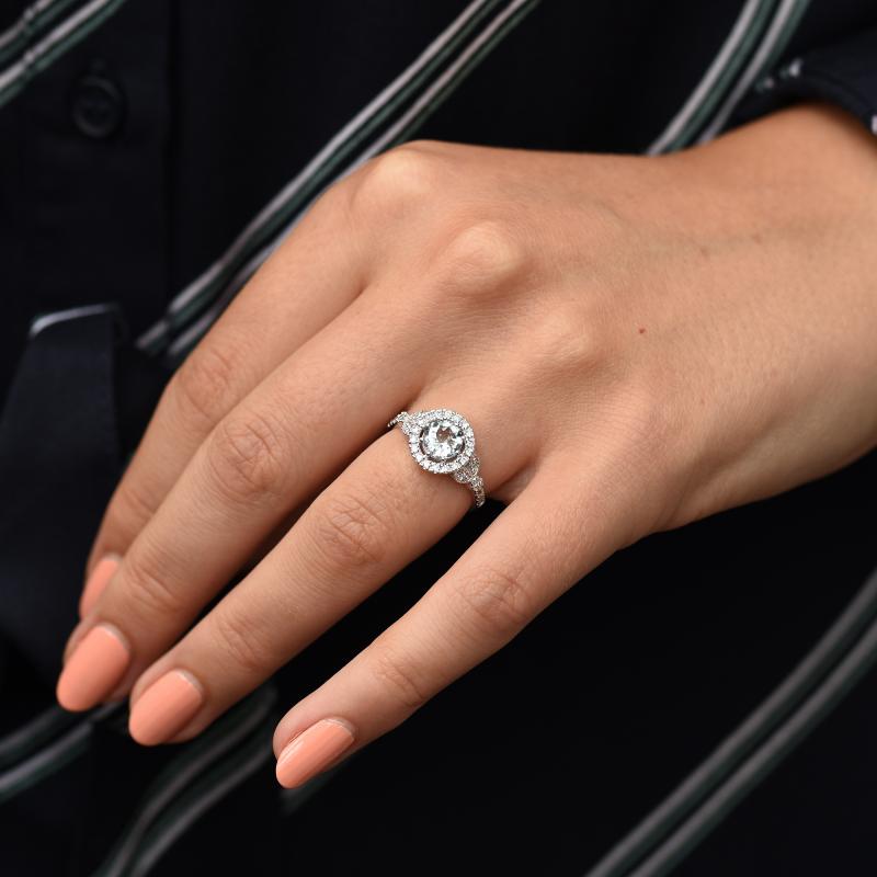 Zásnubní halo prsten s akvamarínem a diamanty