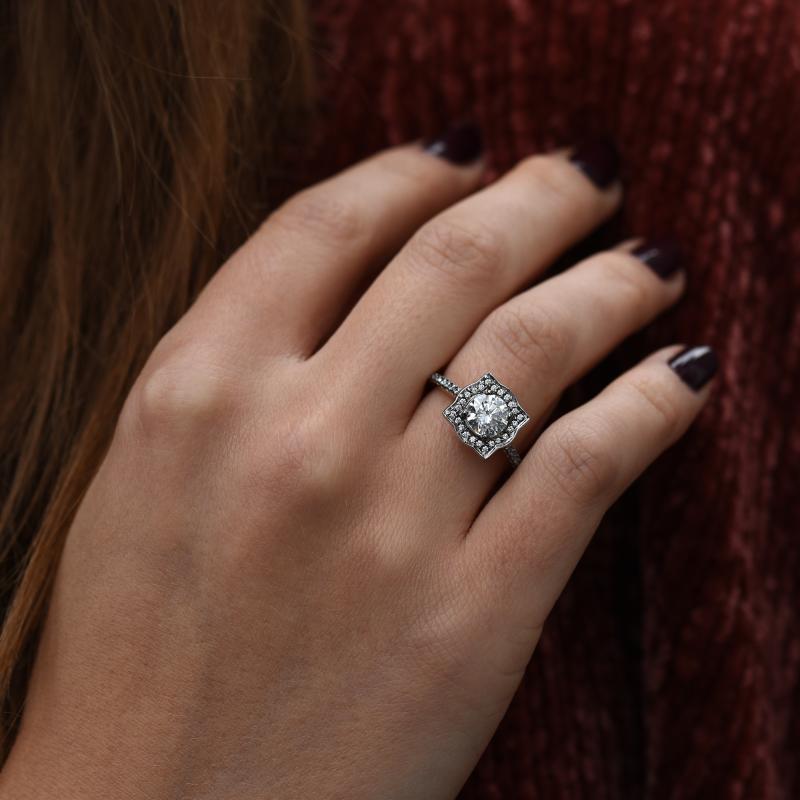 Extravagantní zásnubní diamantový prsten v halo stylu ze zlata